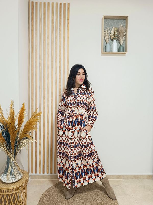 Vestido camisero largo con estampado tribal en tonos azules, abotonado por la parte central, con lazada para ajustar a modo de cinturón