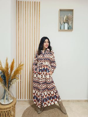 Vestido camisero largo con estampado tribal en tonos azules, abotonado por la parte central, con lazada para ajustar a modo de cinturón
