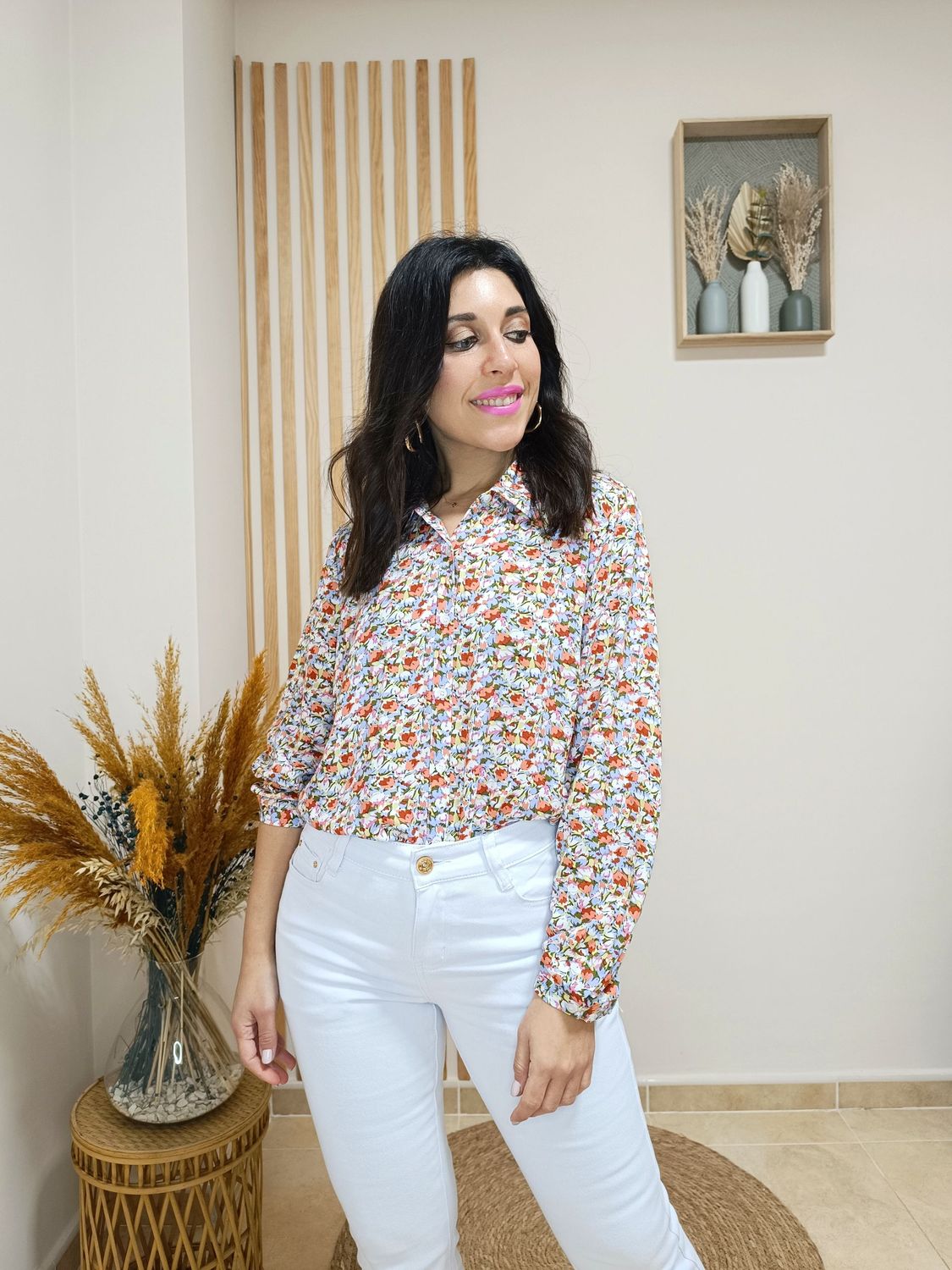 Camisa estampada con pequeñas flores en tonos lavanda, naranja, blanco y verde