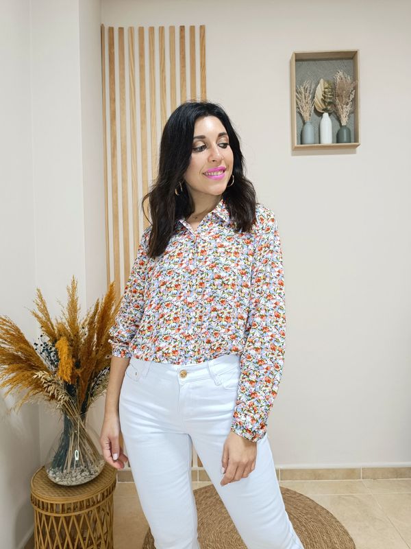 Camisa estampada con pequeñas flores en tonos lavanda, naranja, blanco y verde