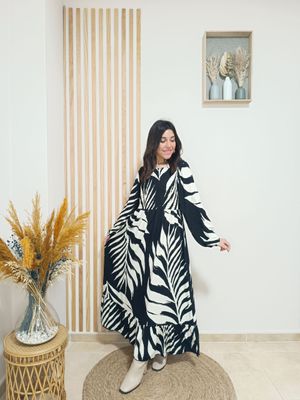 Vestido largo en color negro con estampado de hojas grandes en color blanco, con nido de abeja por la parte del pecho y espalda, puños engomados y volante inferior