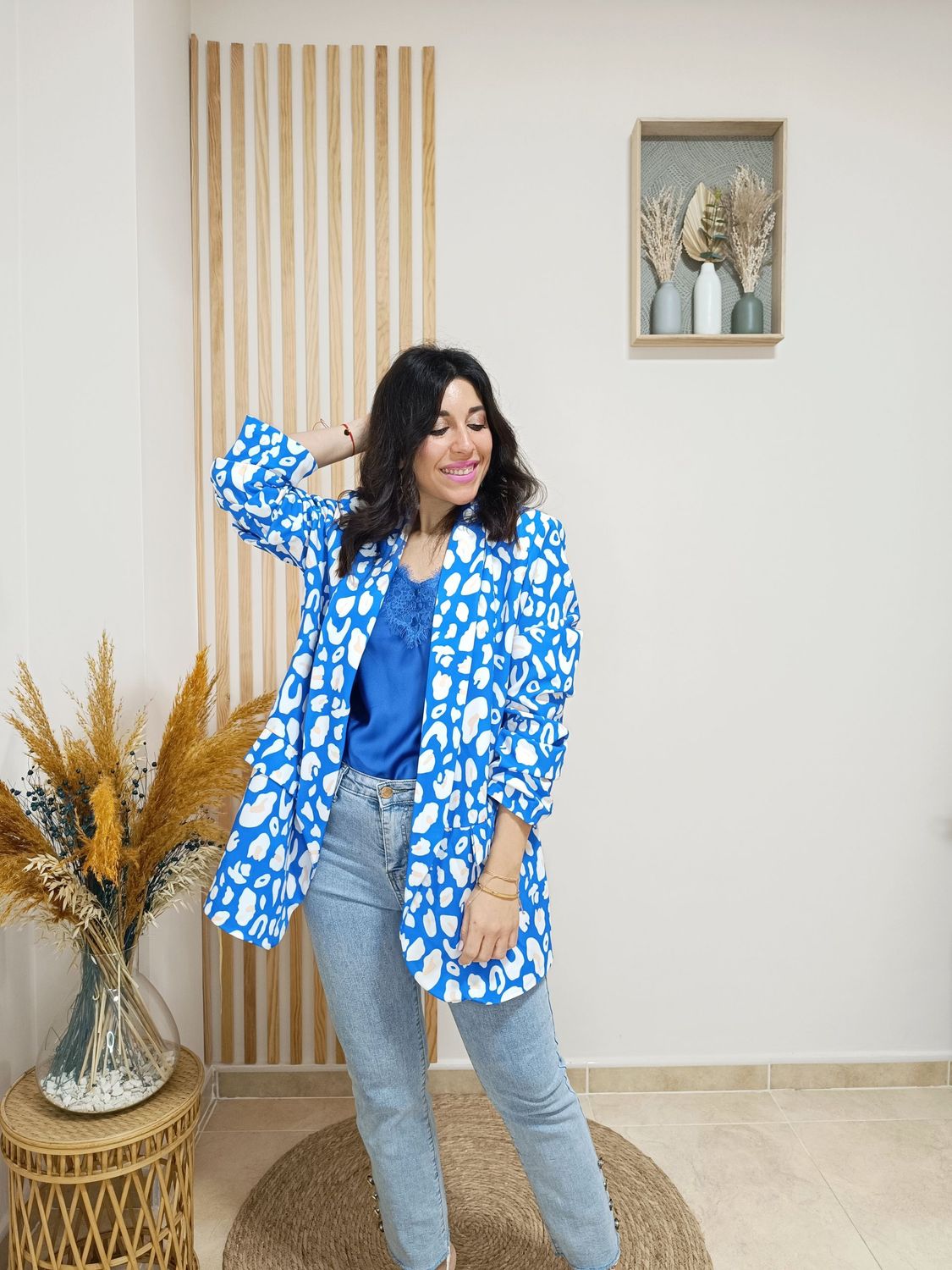 Blazer forrada en un favorecedor color azul eléctrico con estampado en animal print, motas de leopardo en blanco y beige, blazer  smoking