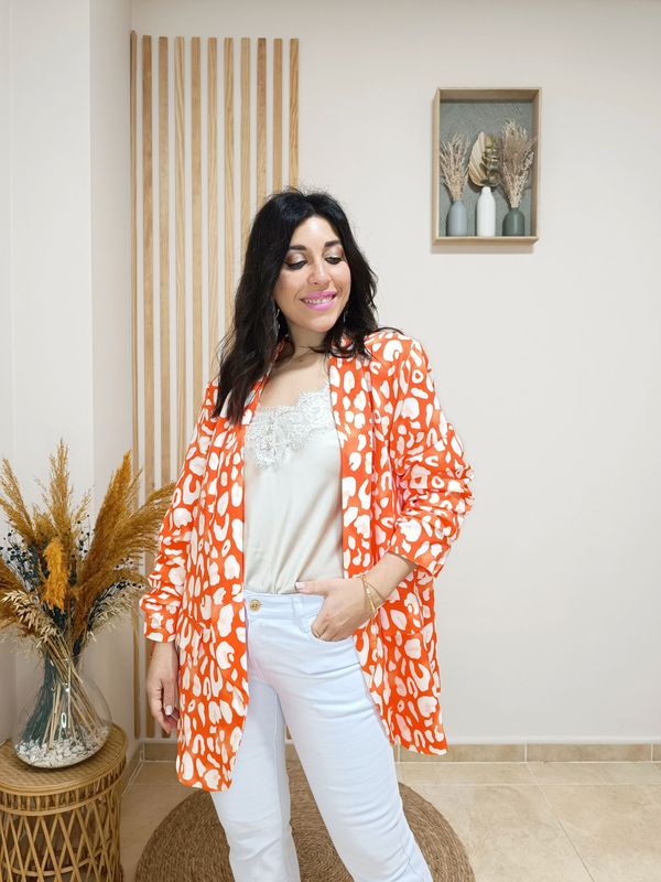 Blazer naranja en animal print, con cuello smoking, hombreras, forro interior