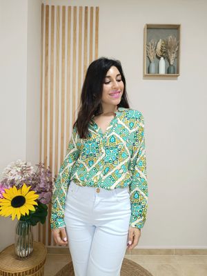 Blusa con estampado mosaico en tonos verdes