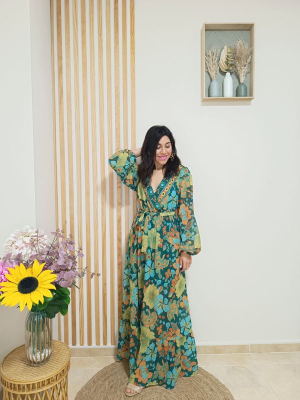 Vestido largo en tonos verdes con estampado floral, forrado, con escote de pico superpuesto y cinturilla elástica