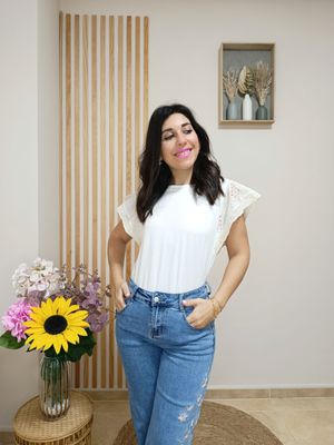 Camiseta blanca de manga corta con mangas en forma de volante beige calado con detalle de lentejuelas en rosa