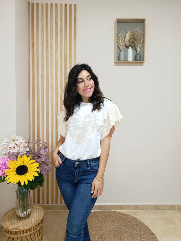 Camiseta blanca con dibujo de corazón en color beige y mangas de volante en encaje
