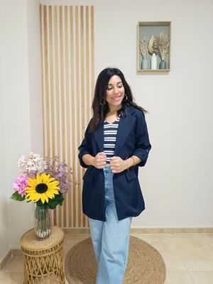 Blazer azul marino sin forro con cuello solapa, manga al codo regulable y tapetas por la parte delantera