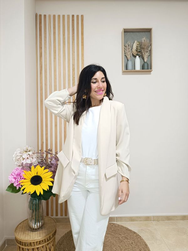 Blazer beige con hombreras y sin forro