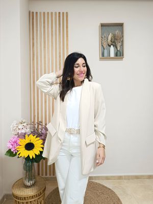 Blazer beige con hombreras y sin forro