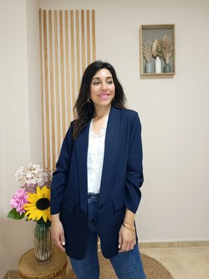 Blazer azul marino con manga fruncida, cuello smoking, sin forro y con hombreras