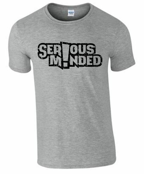 T-Shirt
SERIOUS MINDED 
grau