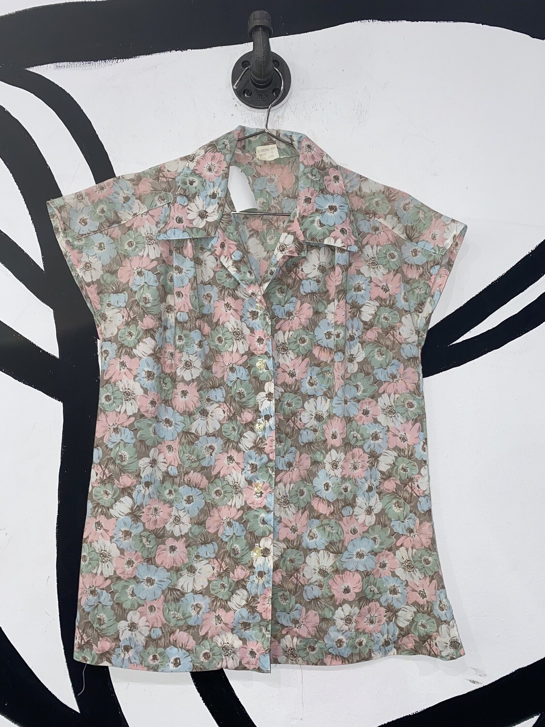 Women’s Sleeveless Floral Button Up Blouse-Size 8 Women’s Sleeveless Floral Button Up Blouse-Size 8