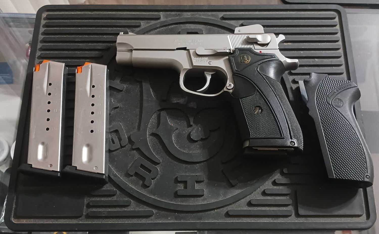 USED Smith &amp; Wesson 5906 w/3-15rd Mags, Aftermarket Grips, but No Box. Oak Lawn, IL.