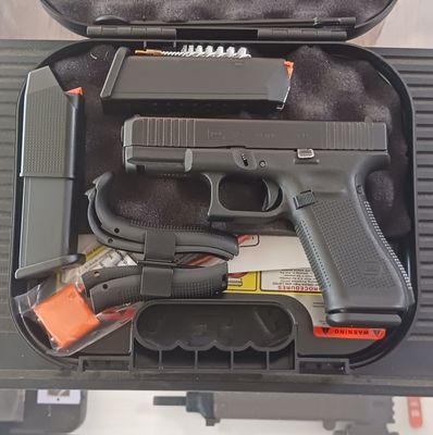 Glock 45 9mm 17rd "Display Model" w/3-17rd or 1-15rd CO Mag, or 1-10rd. Oak Lawn, IL.