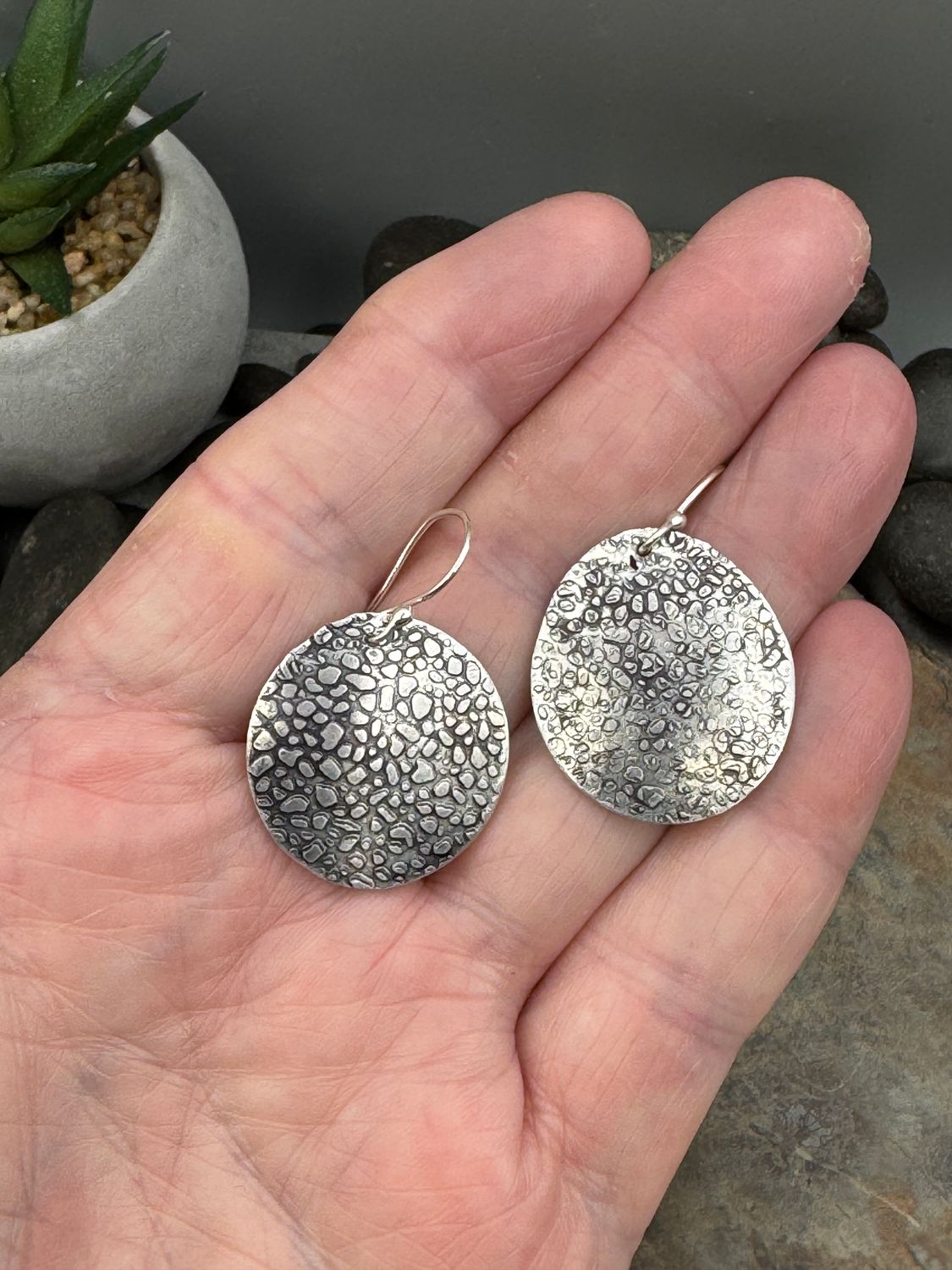 Handmade Round Aluminum Earrings – Lightweight &amp; Hypoallergenic Jewelry with a crackle pattern