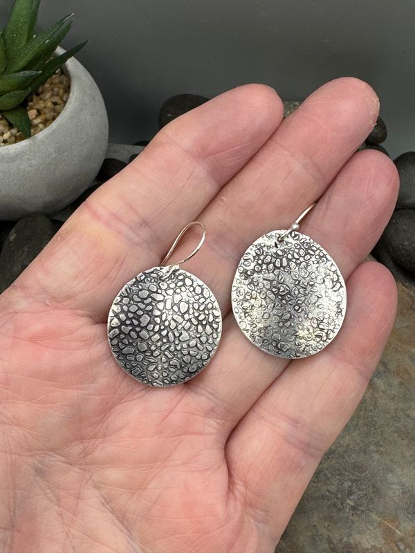 Handmade Round Aluminum Earrings – Lightweight &amp; Hypoallergenic Jewelry with a crackle pattern
