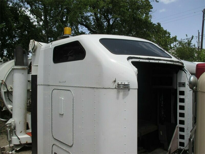 2013 Kenworth 70" AeroCab Sleeper - White