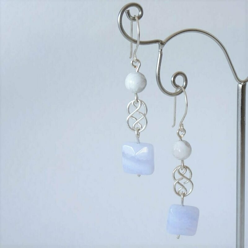 Boucles d oreilles calcedoine bleue et howlite en argent