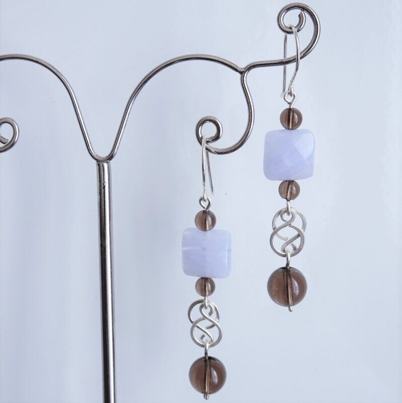 Boucles d oreilles calcedoine bleue et quartz fume