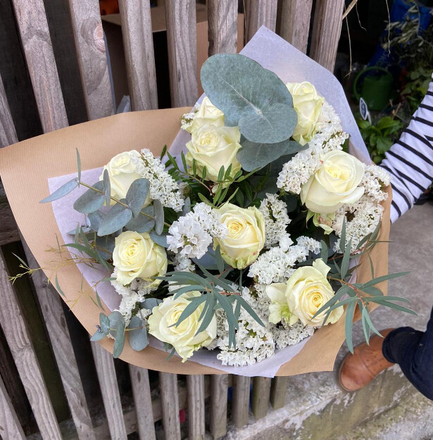 Hommage en bouquet de Roses blanches