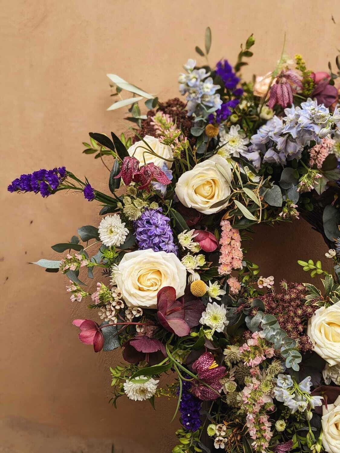 Couronne de fleurs en base osier