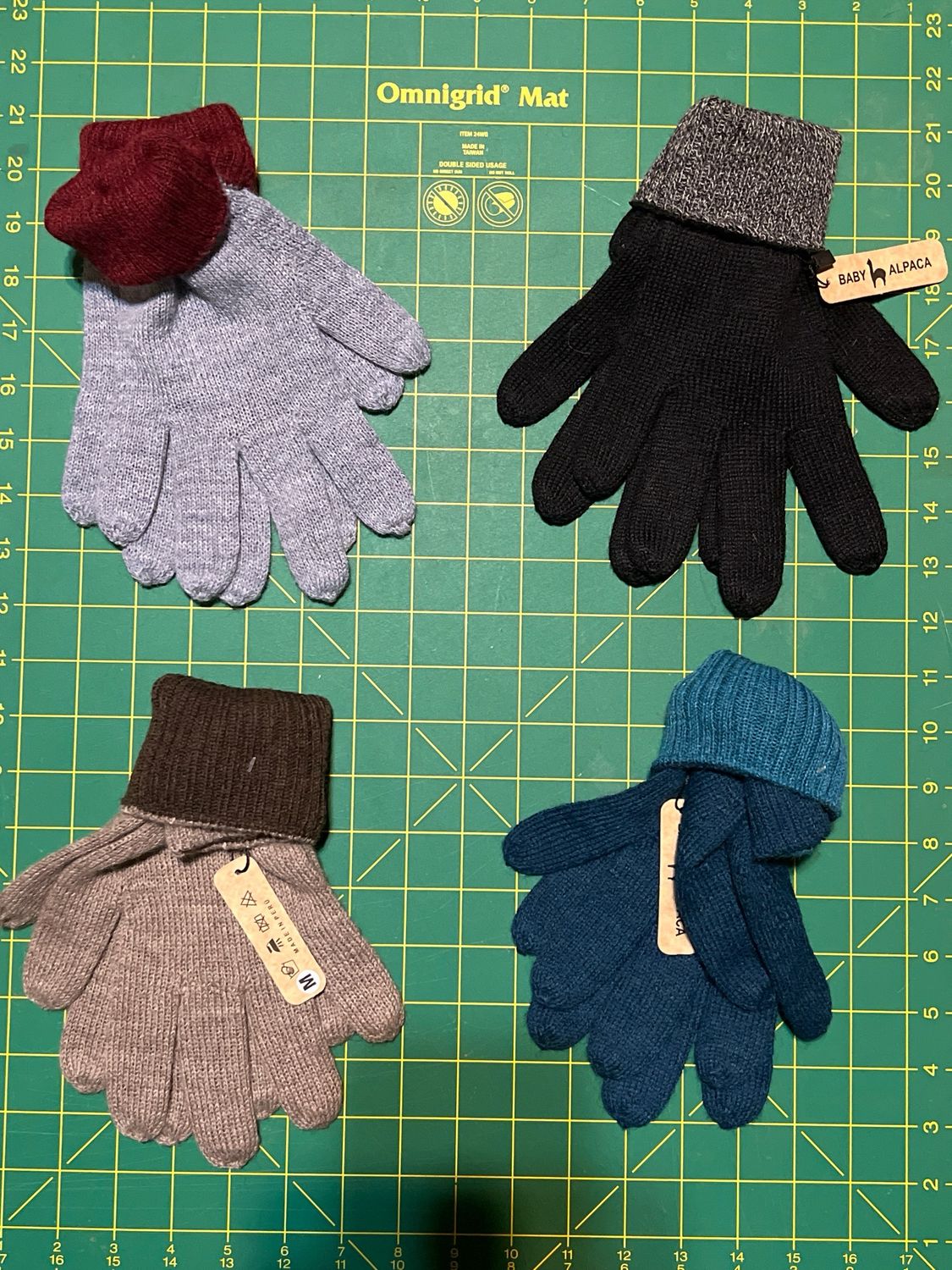 Medium Reversible Knit Gloves 100% Baby Alpaca