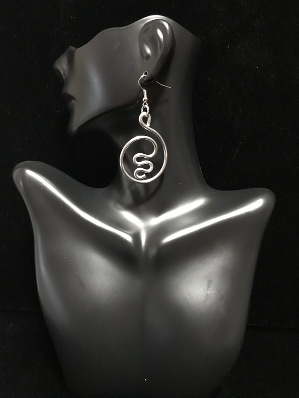 Ear Abstracts are intricately hand-crafted, beautiful, and deceivingly lightweight aluminum/brass/copper wire earrings that complement loc jewelry and natural hairstyles like Sisterlocks, locs, dreadlocks, braids, cornrows, and afros.
​
