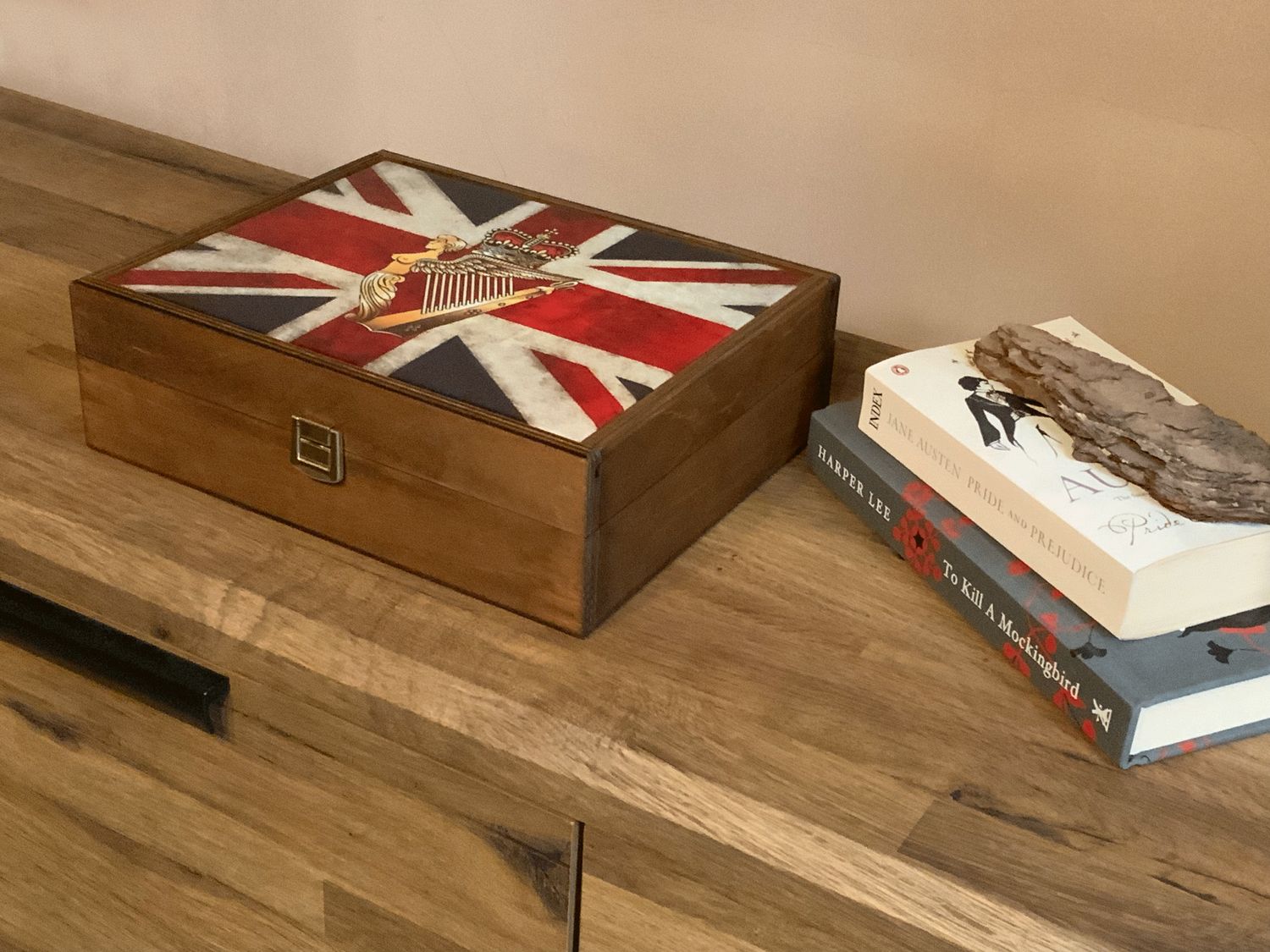 Ulster Defence Regiment, UDR, Premium Medals Box. Beautiful wood and ceramic gift box.