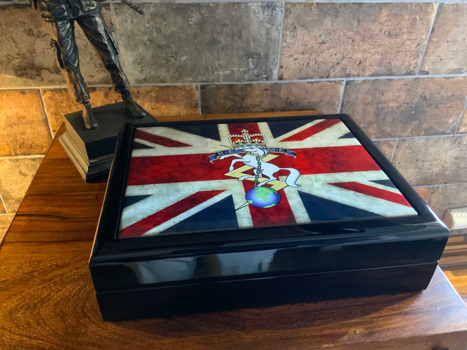 REME Exclusive and Stunning Medals Box.