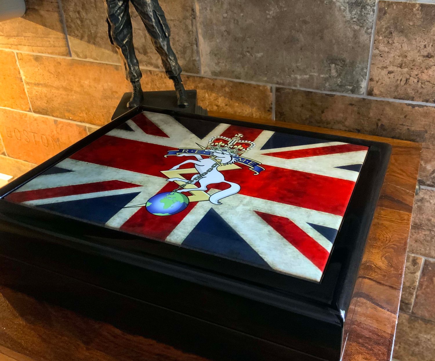 REME Exclusive and Stunning Medals Box.