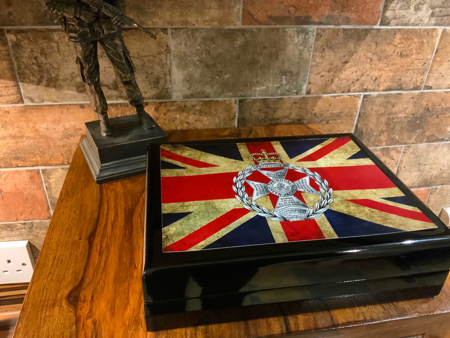 The Royal Green Jackets Premium Medals Box. Makes the perfect Gift!