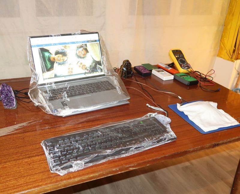 Bureau anti-radiation KHZ et MHZ + KIT de mise à la terre fourni. Kit ou séparément : Voilette, clavier, souris Réf 270