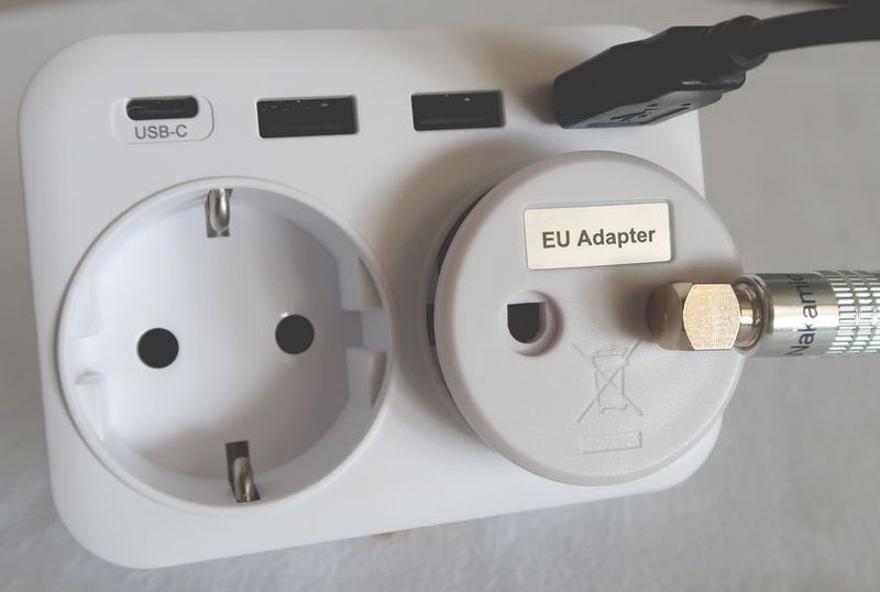 ! Nouveau ! Chargeur 3 broches 17 W avec mise à la terre / Modèle : 2 x USB-A + 1 x USB-C + 1 x Fiche earthing + 1 x Prise avec terre + petit support téléphone Lencent® / Réf. 370 ! Nouveau ! Chargeur 3 broches 17 W avec mise à la terre / Modèle : 2 x USB-A + 1 x USB-C + 1 x Fiche earthing + 1 x Prise avec terre + petit support téléphone Lencent® / Réf. 370