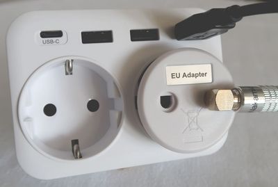 ! Nouveau ! Chargeur 3 broches 17 W avec mise à la terre / Modèle : 2 x USB-A + 1 x USB-C + 1 x Fiche earthing + 1 x Prise avec terre + petit support téléphone Lencent® / Réf. 370 ! Nouveau ! Chargeur 3 broches 17 W avec mise à la terre / Modèle : 2 x USB-A + 1 x USB-C + 1 x Fiche earthing + 1 x Prise avec terre + petit support téléphone Lencent® / Réf. 370