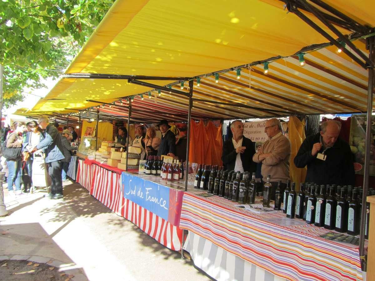 Barnums parisiens traditionnels type stands de marché gourmand