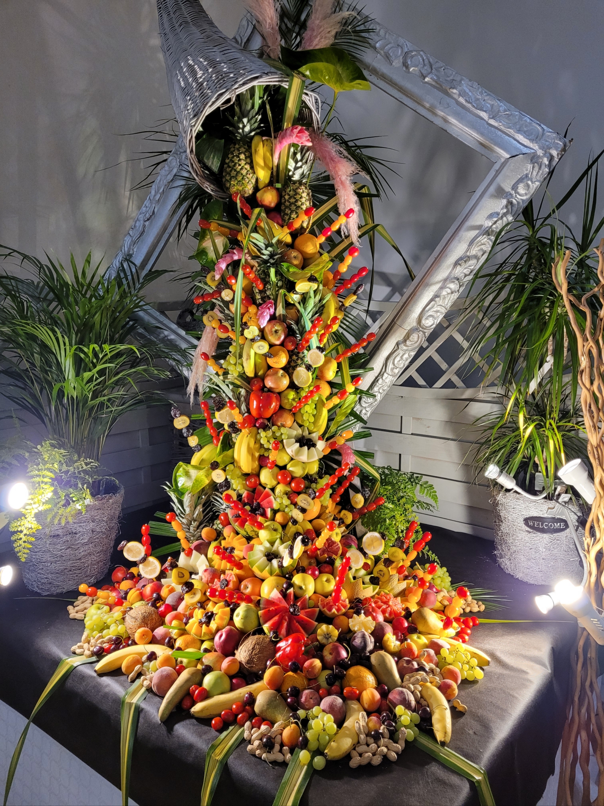 Cascade de Fruits et fleurs exotiques
