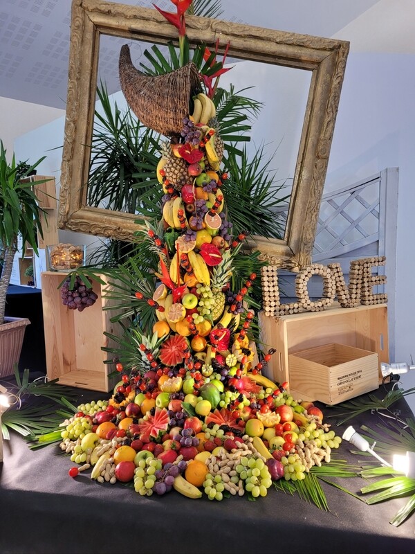 Cascade de Fruits et fleurs exotiques