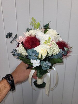 Bouquet de mariée fleurs eternelles teintes bordeaux
