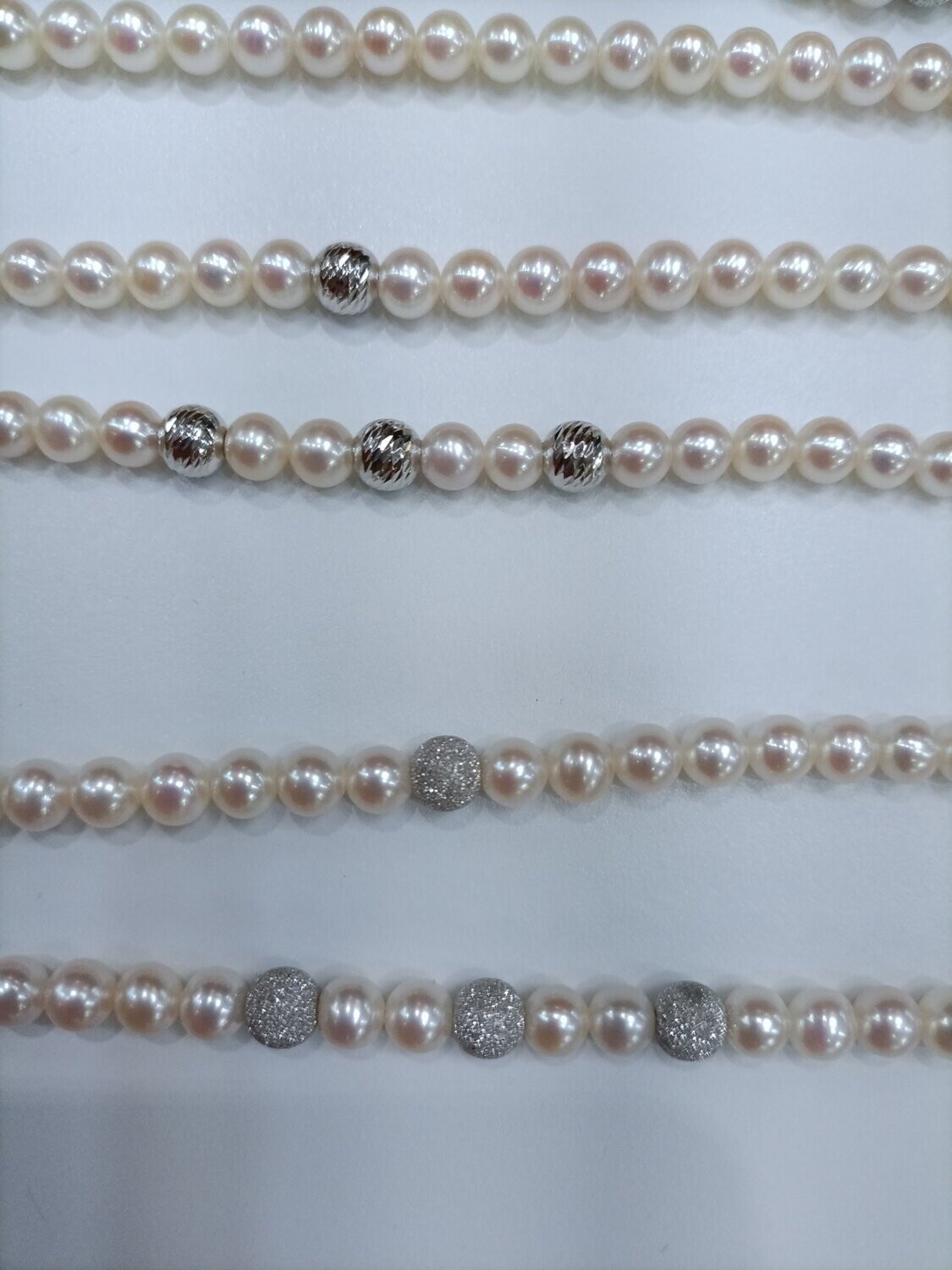 Bracciale di Perle, Diam. 5.5/6 mm, con 3 Sfere lucide in Oro Bianco 18 Carati