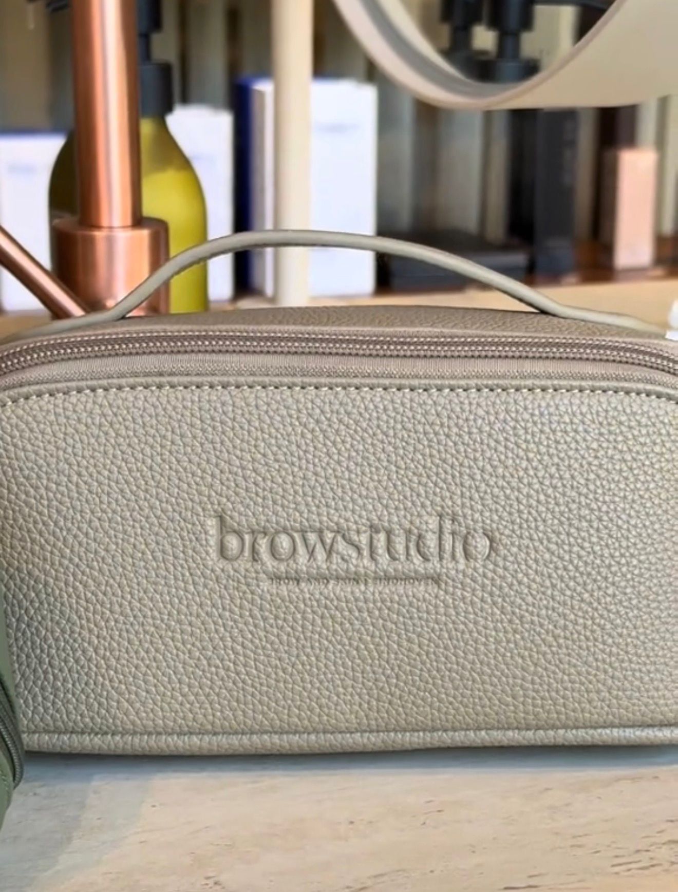 Browstudio makeup/ toilettas