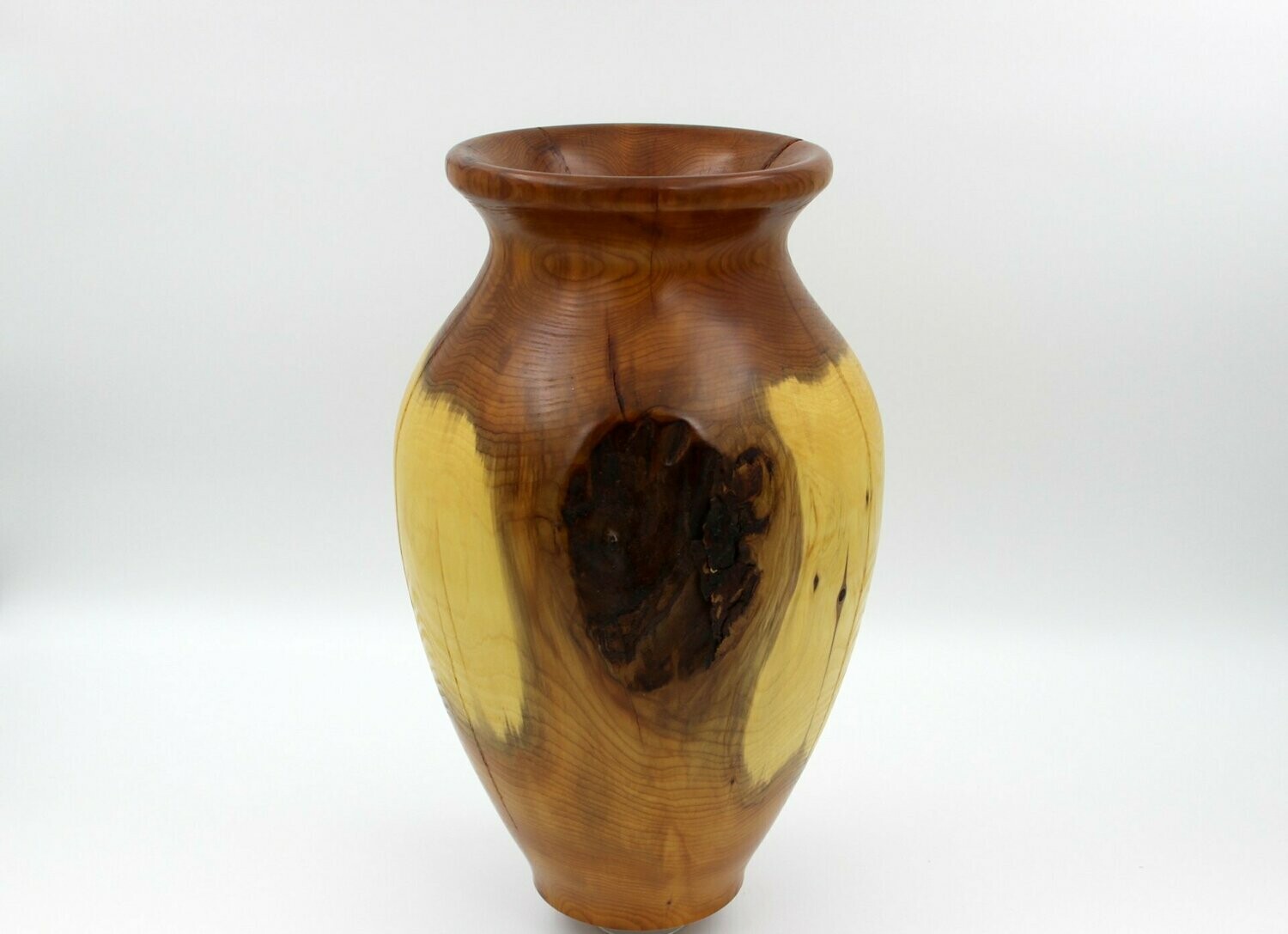 Vase aus Eibenholz