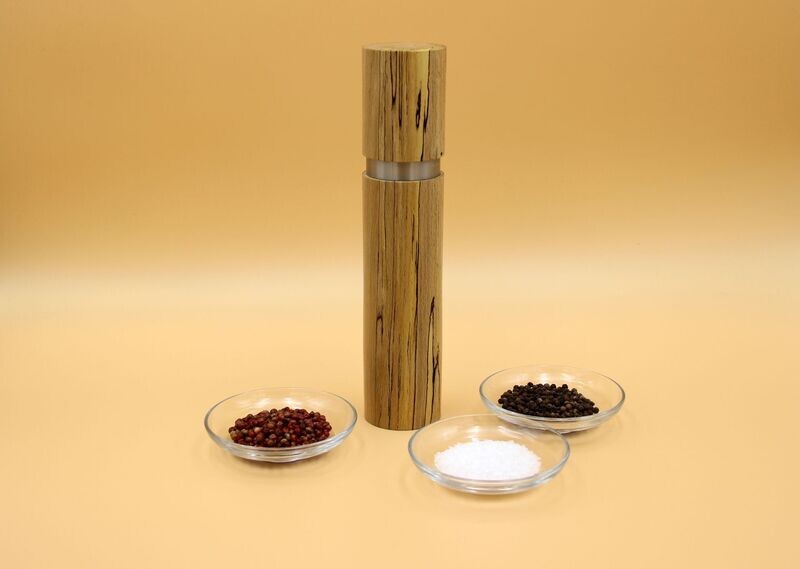 Gewürzmühle aus gestockter Buche mit Edelstahlring Gewürzmühle aus gestockter Buche mit Edelstahlring