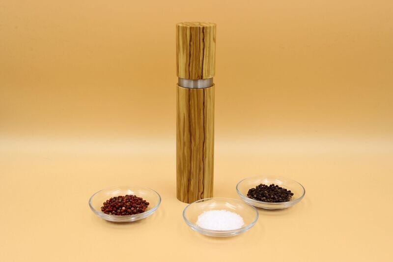Gewürzmühle aus Oliven-Holz mit Edelstahlring Gewürzmühle aus Oliven-Holz mit Edelstahlring