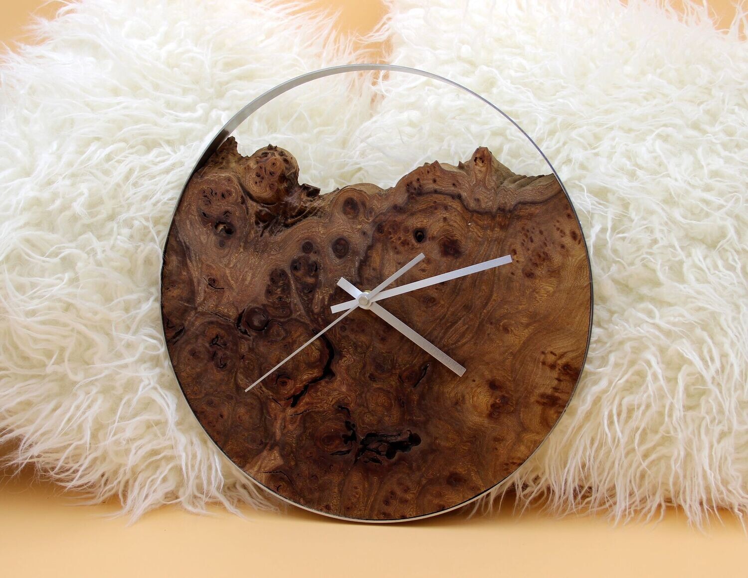 Funk-Uhr aus französischer Maser-Ulme mit Edelstahlring