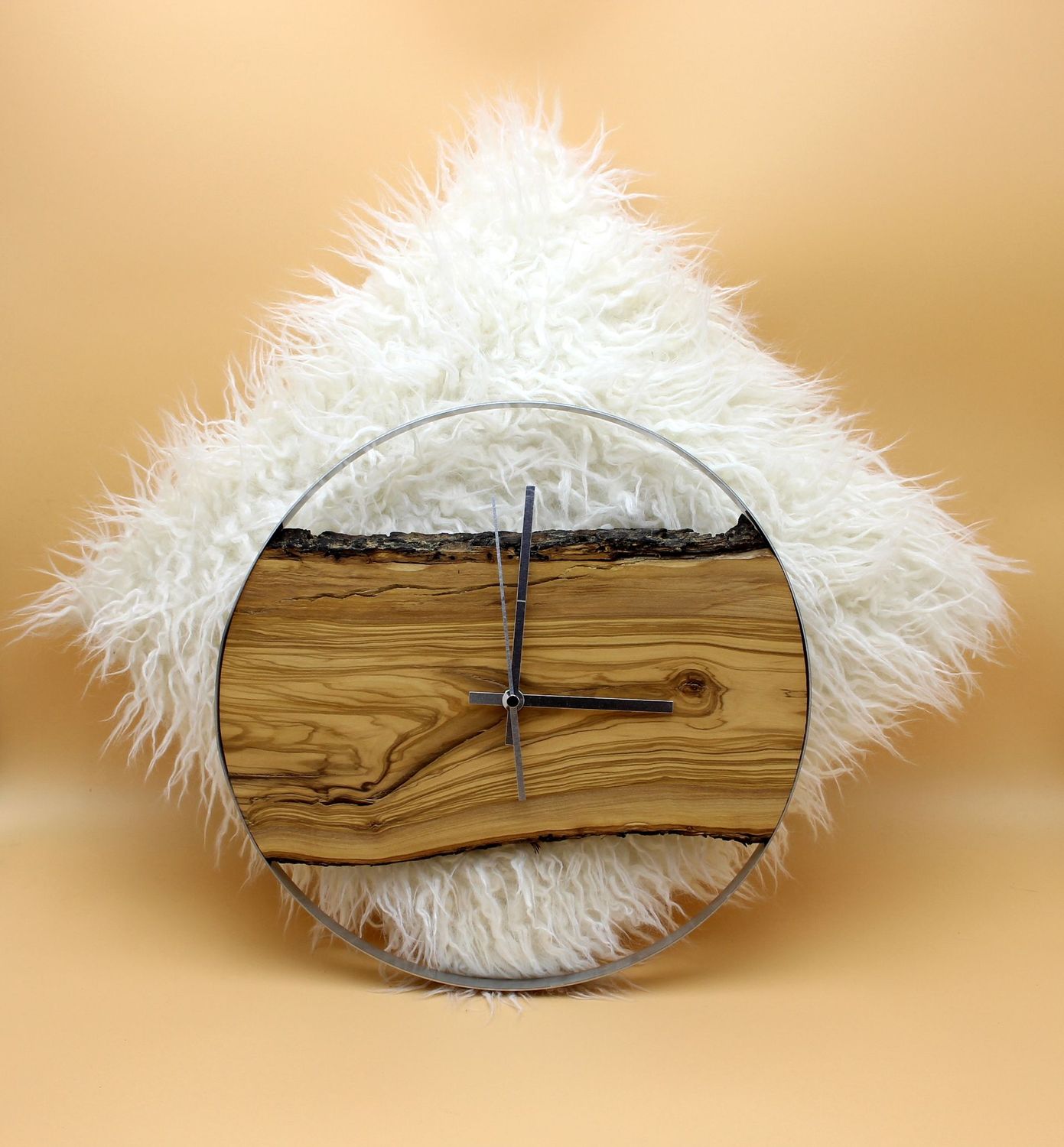 Funk-Uhr aus Olivenholz mit Edelstahlring