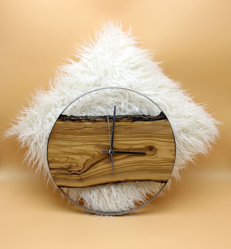 Funk-Uhr aus Olivenholz mit Edelstahlring Funk-Uhr aus Olivenholz mit Edelstahlring