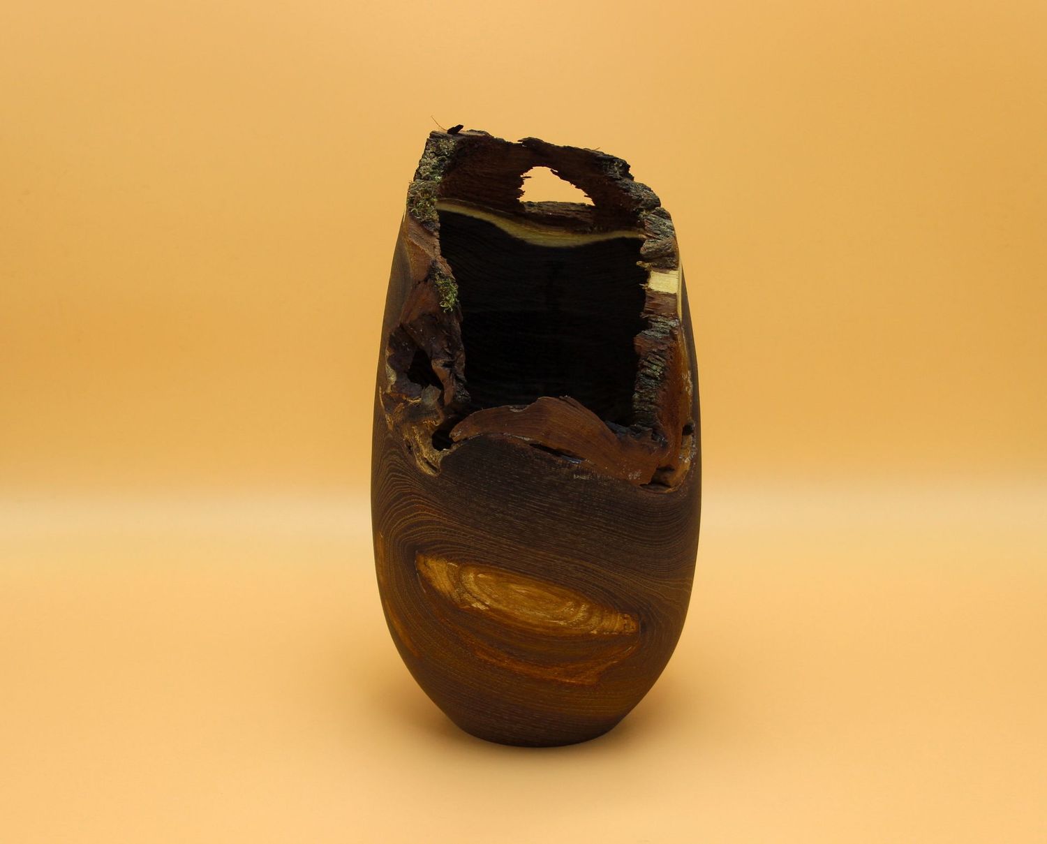 Vase aus geräucherter Robinie