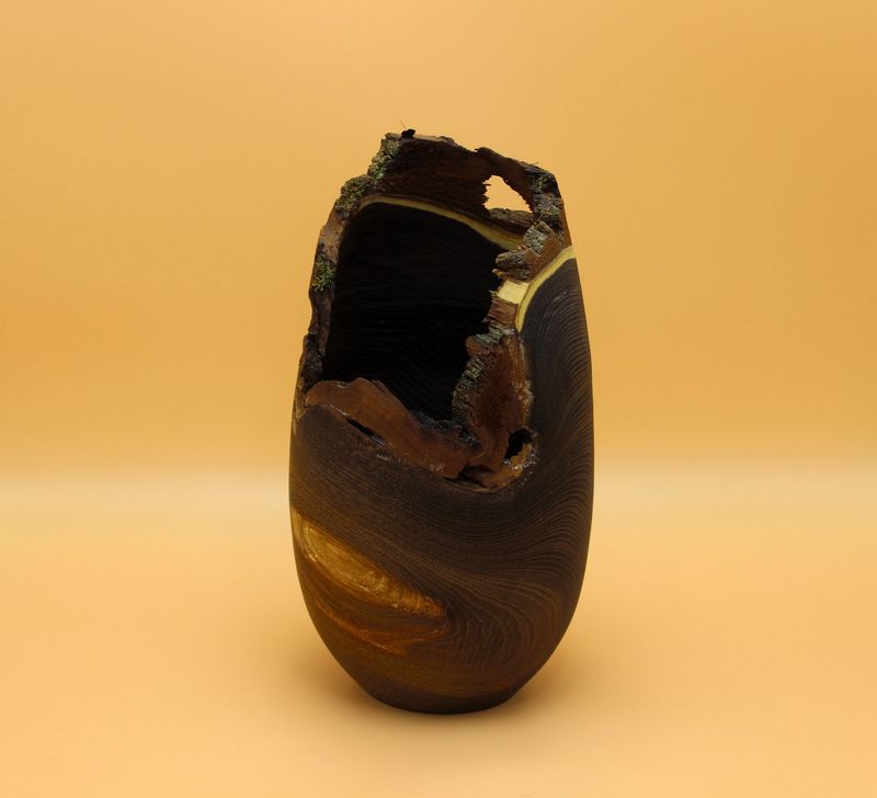 Vase aus geräucherter Robinie