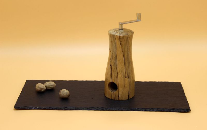 Muskat-Mühle aus gestockter Buche Muskat-Mühle aus gestockter Buche